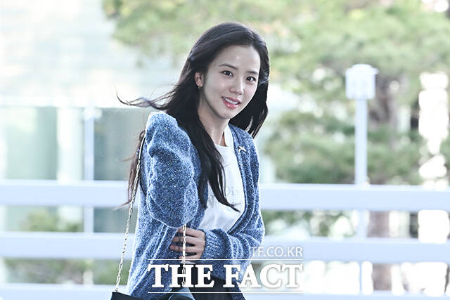 블랙핑크 지수가 27일 오전 인천국제공항에서 ‘디올 FW 2026-2027 컬렉션 쇼’ 참석을 위해 프랑스 파리로 출국하고 있다. /인천국제공항=김성렬 기자