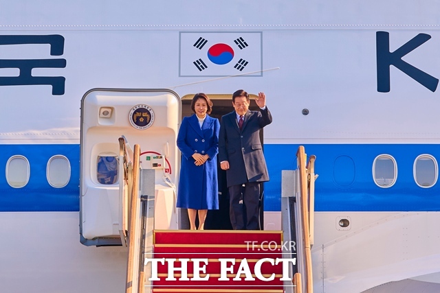 이재명 대통령은 내달 1일부터 3박 4일 일정으로 싱가포르·필리핀 출장길에 오른다. 이 대통령이 1월 4일 경기도 성남시 서울공항에서 중국 국빈 방문을 위해 영부인 김혜경 여사와 함께 대통령 전용기인 공군1호기에 올라 손을 흔들고 있다. /청와대