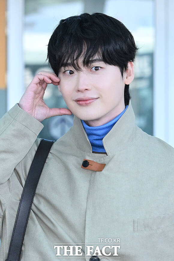 배우 이종석이 27일 인천국제공항에서 ‘페라가모 26FW 패션쇼’ 참석을 위해 이탈리아 밀라노로 출국하며 포즈를 취하고 있다. /인천국제공항=김성렬 기자