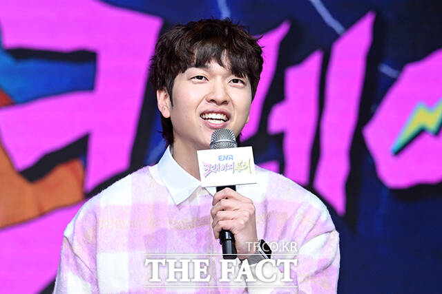 개그맨 유재필이 27일 오후 서울 마포구 상암DMC 푸르지오 S-city에서 열린 ENA 새 예능프로그램 ‘크레이지 투어’ 제작발표회에 참석해 진행을 하고 있다. /서예원 기자