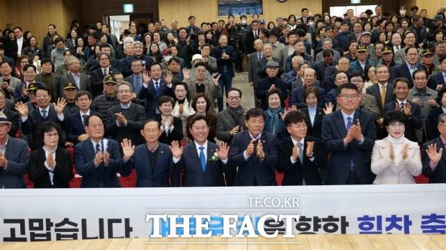 박정현 부여군수가 27일 부여군문화원에서 퇴임식을 갖고 참석자들과 함께 기념 촬영을 하고 있다. /부여군