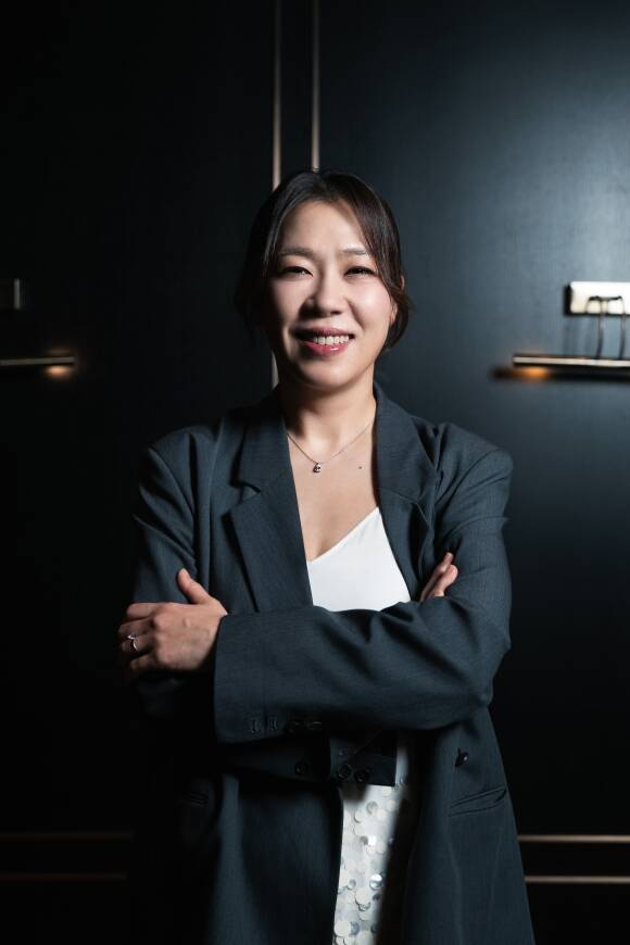 배우 염혜란이 영화 '매드 댄스 오피스' 개봉 관련 인터뷰를 진행했다. /㈜엔케이컨텐츠