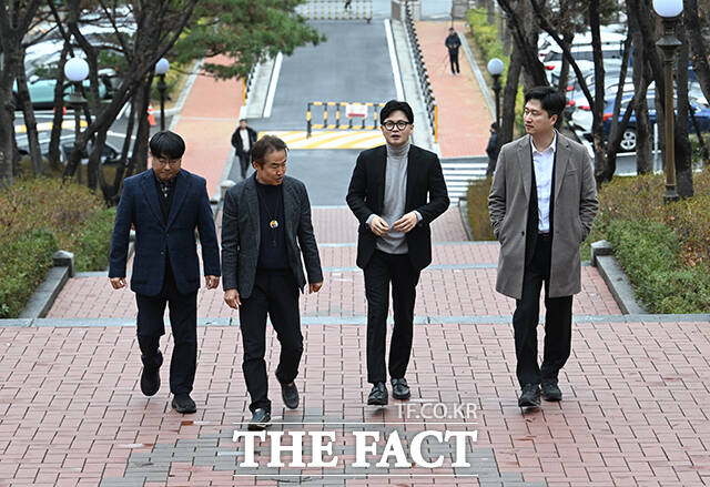 한동훈 전 국민의힘 대표(왼쪽 세 번째)가 장영중 계성중학교장(왼쪽 두 번째)의 설명을 듣고 있다.