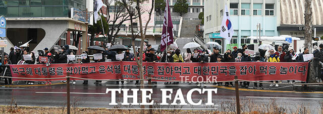 한동훈 전 국민의힘 대표가 27일 오후 대구 서문시장 방문을 앞둔 가운데 한 전 대표를 지지하는 시민들과 반대하는 시민들이 집회를 하고 있다. /대구=박상민 기자