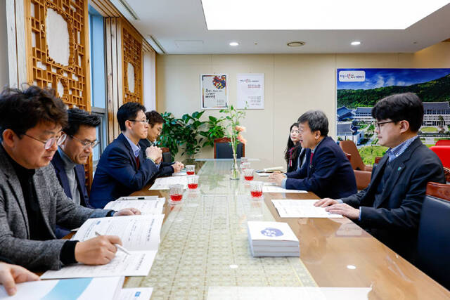 27일 남한권 울릉군수가 황명석 경북도 행정부지사와 예산 담당 관계자들을 잇달아 면담하고 울릉군의 3대핵심 과제를 강력히 건의했다. /울릉군