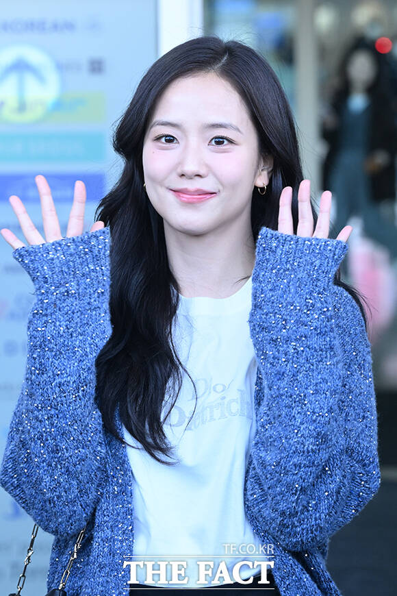 블랙핑크 지수가 27일 오전 인천국제공항에서 ‘디올 FW 2026-2027 컬렉션 쇼’ 참석을 위해 프랑스 파리로 출국하고 있다. /인천국제공항=김성렬 기자