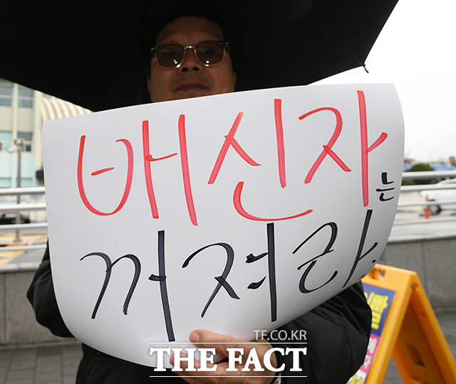 한동훈 전 국민의힘 대표가 27일 오후 대구 서문시장 방문을 앞둔 가운데 한 전 대표를 지지하는 시민들과 반대하는 시민들이 집회를 하고 있다. /대구=박상민 기자