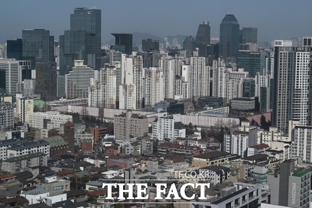 상호금융권이 가계대출 증가세를 억제하기 위해 모집인 대출을 잇달아 중단하면서 주택 구입을 준비하던 실수요자들의 부담이 커지고 있다. /박헌우 기자