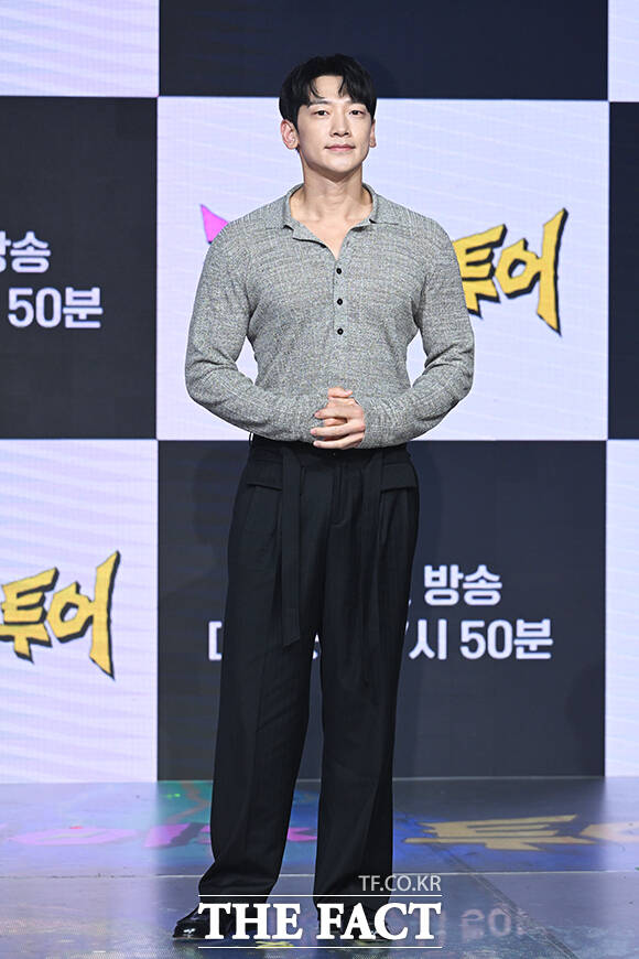 여행 유튜버 빠니보틀과 가수 비, 배우 김무열, 그룹 위너의 이승훈(왼쪽부터)이 27일 오후 서울 마포구 상암DMC 푸르지오 S-city에서 열린 ENA 새 예능프로그램 ‘크레이지 투어’ 제작발표회에 참석해 포즈를 취하고 있다. /서예원 기자