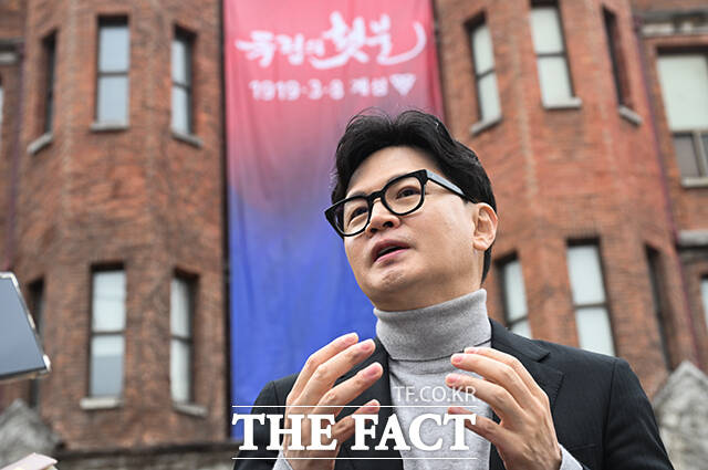 한동훈 전 국민의힘 대표(왼쪽 세 번째)가 장영중 계성중학교장(왼쪽 두 번째)의 설명을 듣고 있다.