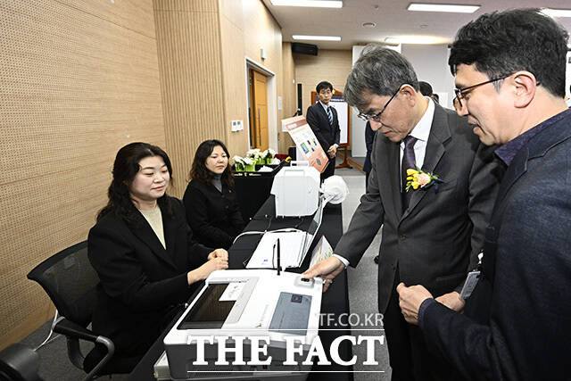 노태악 선관위원장이 선거 장비를 점검하고 있다.