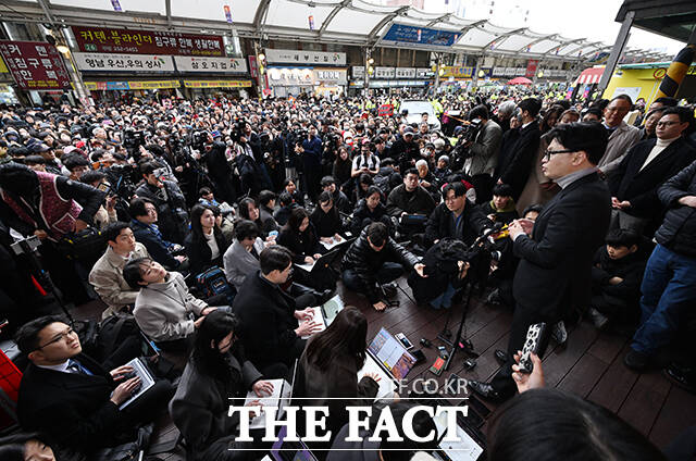 한동훈 전 국민의힘 대표가 27일 오후 대구 중구 서문시장을 방문하고 있다. /대구=박헌우 기자