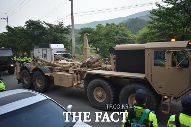 29일 오전 미사일 등 장비를 실은 주한미군 차량이 경북 성주군 초전면 소성리 사드(THAAD·고고도미사일방어체계)기지로 들어가고 있다. 국방부와 주한미군은 이날 노후장비 교체를 위한 육로 수송작업에 들어갔다. /뉴시스(소성리종합상황실 제공)