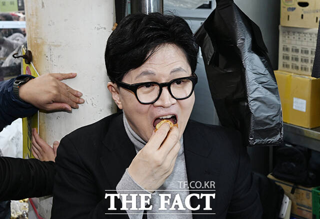 한동훈 전 국민의힘 대표가 27일 오후 대구 중구 서문시장을 찾아 음식을 시식하고 있다. /대구=박헌우 기자