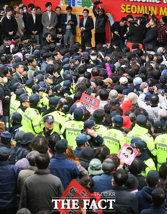 한동훈 전 국민의힘 대표가 27일 오후 대구 서문시장을 찾아 시민들과 인사를 나누고 있다. /대구=박상민 기자