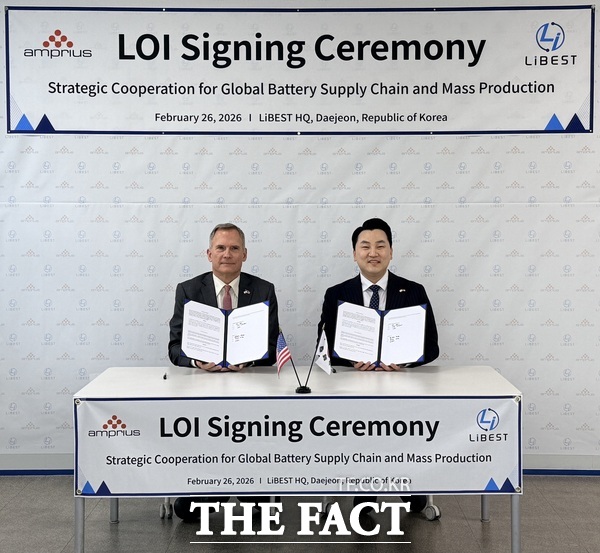 리베스트가 미국 앰프리어스와 연간 100만 셀 규모의 양산 셀 공급을 위한 LOI를 체결했다. 왼쪽부터 Tom Stepien 앰프리어스 CEO, 김주성 리베스트 CEO. /리베스트