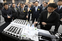  개표기 점검하는 선관위 관계자들 [포토]