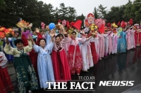  [국경 밖 한반도⑧] 北 여성동맹 간행물 봤더니…김정은 축전에 결혼 지원 '눈길'