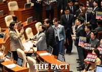  본회의장에서 이해민 의원에게 피켓 휘두르는 서명옥 국민의힘 의원 [TF사진관]
