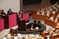  ‘대법관 증원법’ 본회의 상정…또다시 필리버스터 돌입한 국민의힘 [TF사진관]