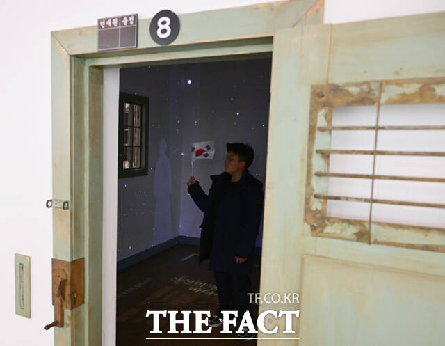 107주년 3.1절을 하루 앞둔 28일 오후 충남 천안시 동남구 유관순 열사 기념관을 찾은 가족들이 지난 2019년 3.1운동 100주년을 기념해 당시 문재인 대통령이 수여한 1등급 건국훈장 대한민국장을 살펴보고 있다.