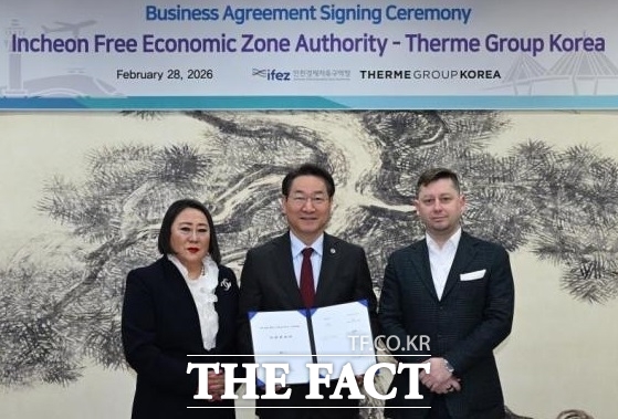 28일 유정복 인천시장이 송도 G타워에서 열린 '테르메 사업본협약 및 토지대부계약 체결식'에서 스텔리안 야콥 테르메그룹 부회장, 김인숙 테르메그룹코리아 회장과 기념촬영을 하고 있다. /인천시