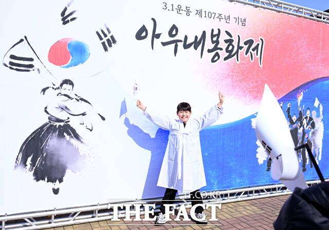 107주년 3.1절을 하루 앞둔 28일 오후 충남 천안시 동남구 유관순 열사 기념관을 찾은 가족들이 지난 2019년 3.1운동 100주년을 기념해 당시 문재인 대통령이 수여한 1등급 건국훈장 대한민국장을 살펴보고 있다.