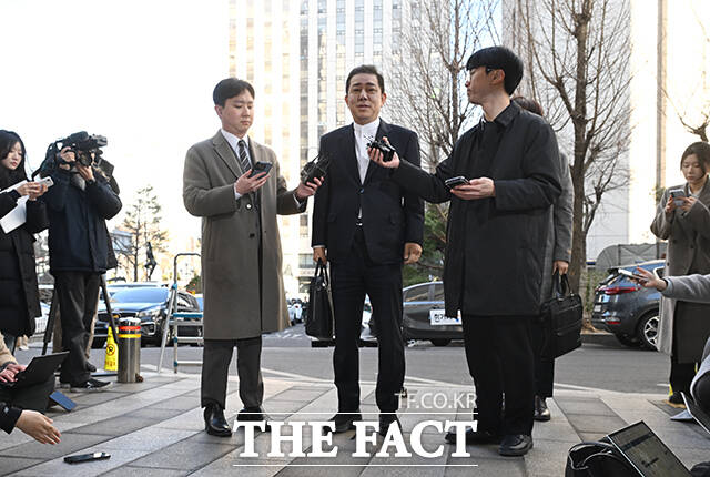 공천헌금·차남 특혜 채용 등 13개 의혹을 받는 김병기 무소속 의원이 지난 26일 오전 서울 마포구 서울경찰청 공공범죄수사대에 피의자 신분으로 출석하며 입장을 밝히고 있다. /박헌우 기자