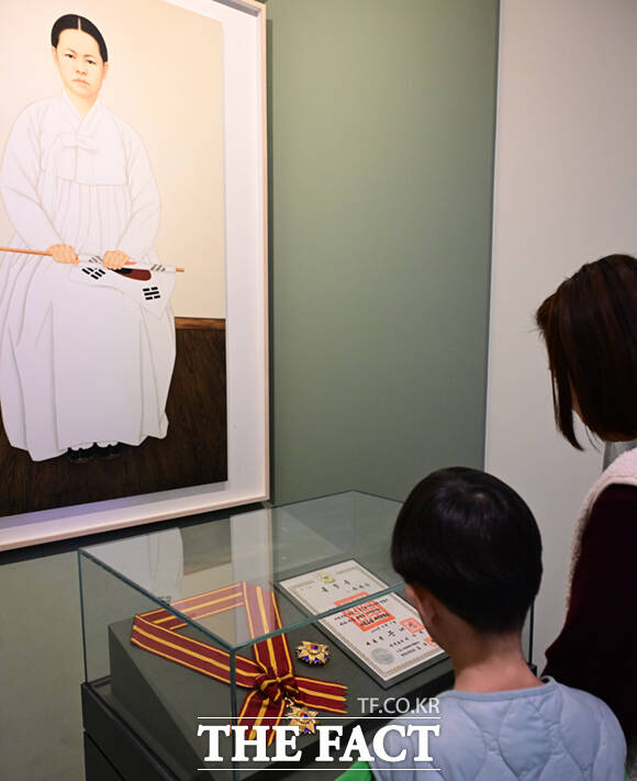 107주년 3.1절을 하루 앞둔 28일 오후 충남 천안시 동남구 유관순 열사 기념관을 찾은 가족들이 지난 2019년 3.1운동 100주년을 기념해 당시 문재인 대통령이 수여한 1등급 건국훈장 대한민국장을 살펴보고 있다.