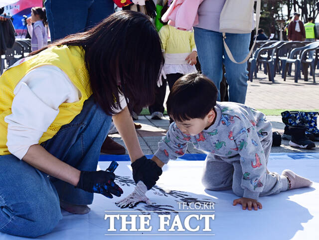 107주년 3.1절을 하루 앞둔 28일 오후 충남 천안시 동남구 유관순 열사 기념관을 찾은 가족들이 지난 2019년 3.1운동 100주년을 기념해 당시 문재인 대통령이 수여한 1등급 건국훈장 대한민국장을 살펴보고 있다.