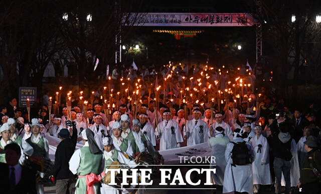 107주년 3.1절을 하루 앞둔 28일 오후 충남 천안시 동남구 유관순 열사 사적지 일대에서 열린 2026 아우내봉화제에서 시민들이 횃불을 들고 행진하며 만세운동을 재현하고 있다. /천안=이새롬 기자