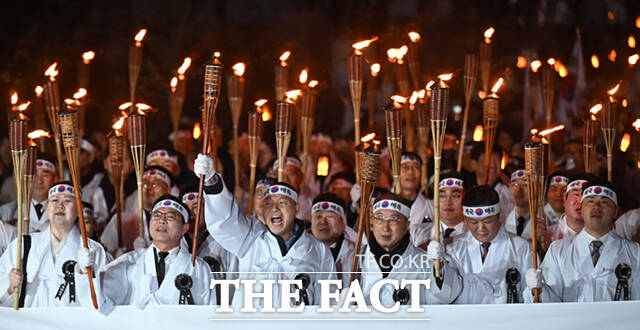 107주년 3.1절을 하루 앞둔 28일 오후 충남 천안시 동남구 유관순 열사 사적지 일대에서 열린 2026 아우내봉화제에서 시민들이 횃불을 들고 행진하며 만세운동을 재현하고 있다. /천안=이새롬 기자