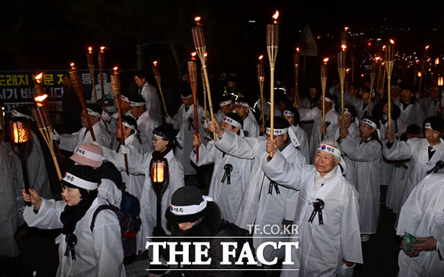 107주년 3.1절을 하루 앞둔 28일 오후 충남 천안시 동남구 유관순 열사 사적지 일대에서 열린 2026 아우내봉화제에서 시민들이 횃불을 들고 행진하며 만세운동을 재현하고 있다. /천안=이새롬 기자