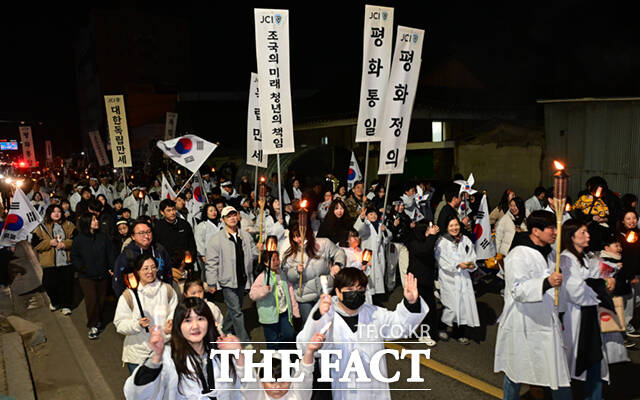 107주년 3.1절을 하루 앞둔 28일 오후 충남 천안시 동남구 유관순 열사 사적지 일대에서 열린 2026 아우내봉화제에서 시민들이 횃불을 들고 행진하며 만세운동을 재현하고 있다. /천안=이새롬 기자