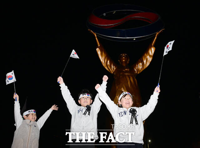 107주년 3.1절을 하루 앞둔 28일 오후 충남 천안시 동남구 유관순 열사 사적지 일대에서 열린 2026 아우내봉화제에서 시민들이 횃불을 들고 행진하며 만세운동을 재현하고 있다. /천안=이새롬 기자