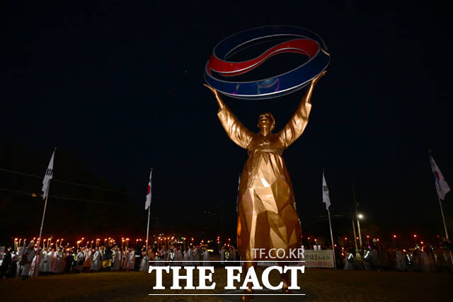 107주년 3.1절을 하루 앞둔 28일 오후 충남 천안시 동남구 유관순 열사 사적지 일대에서 열린 2026 아우내봉화제에서 시민들이 횃불을 들고 행진하며 만세운동을 재현하고 있다. /천안=이새롬 기자