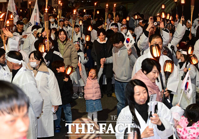 107주년 3.1절을 하루 앞둔 28일 오후 충남 천안시 동남구 유관순 열사 사적지 일대에서 열린 2026 아우내봉화제에서 시민들이 횃불을 들고 행진하며 만세운동을 재현하고 있다. /천안=이새롬 기자