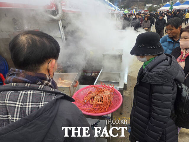 ‘2026 진대게와 붉은대게 축제 2일째인 28일 행사장에는 많은 인파가 몰리고 있다. /울진군