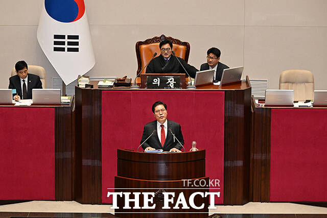 27일 송석준 국민의힘 의원이 국회에서 열린 제432회 국회(임시회) 제8차 본회의에 참석해 법원조직법 일부개정법률안(대법관 증원법)에 대한 무제한토론(필리버스터)를 하고 있다. /국회=배정한 기자