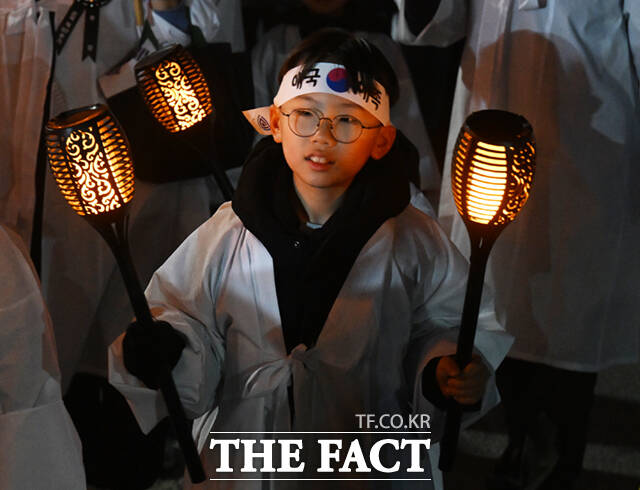 107주년 3.1절을 하루 앞둔 28일 오후 충남 천안시 동남구 유관순 열사 사적지 일대에서 열린 2026 아우내봉화제에서 시민들이 횃불을 들고 행진하며 만세운동을 재현하고 있다. /천안=이새롬 기자