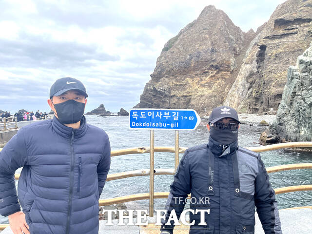 독도에 도착 즉시 이문준·손병수 주무관이 방문객 안전지도에 나섰다. /울릉군