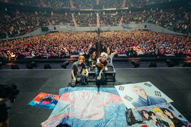 밴드 원 오크 록이 27일 서울 광진구 잠실실내체육관에서 'DETOX Asia Tour'의 일환으로 여섯 번째 단독 내한공연을 개최했다. 사진은 무대를 마친 원 오크 록의 토루 료타 타카 토모야(왼쪽부터)가 포즈를 취하고 있는 모습이다./라이브네이션코리아