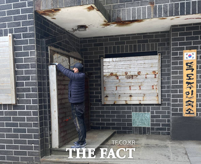 독도 주민 숙소 외부를 확인하는 울릉군 현지 근무자. /울릉군