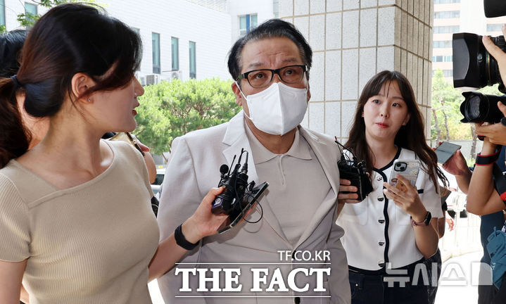 건진법사 전성배(64) 씨가 지난해 6월 23일 서울 양천구 서울남부지방법원에서 열린 정치자금법 위반 혐의 3차 공판에 출석하며 취재진의 질문을 받고 있다./ 더팩트DB