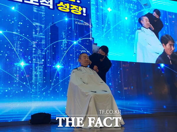 박범계 더불어민주당 의원이 28일 충남 천안시 소재 공주대학교 천안캠퍼스 체육관에서 저서 '더 큰 통합 압도적 성장' 출판기념회를 개최한 가운데 인사말을 하던 도중 삭발식을 거행하고 있다. /선치영 기자