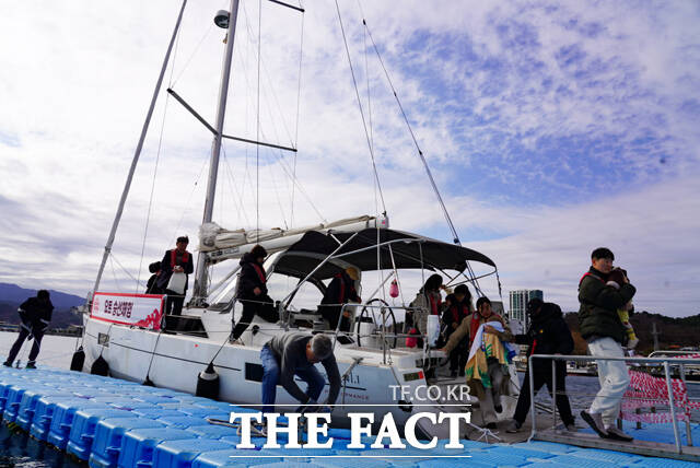 2026 진대게와 붉은대게 축제 2일째인 28일 행사장에는 많은 인파가 몰리고 있다. /울진군