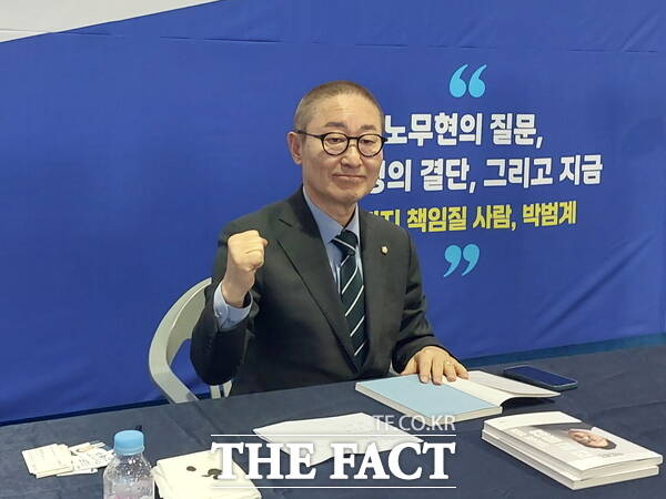 박범계 더불어민주당 의원이 28일 충남 천안시 소재 공주대학교 천안캠퍼스 체육관에서 저서 '더 큰 통합 압도적 성장' 출판기념회를 개최한 가운데 삭발식을 거행한 뒤 저자 사인회를 진행하고 있다. /선치영 기자