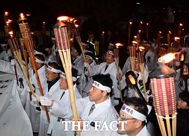 107주년 3.1절을 하루 앞둔 28일 오후 충남 천안시 동남구 유관순 열사 사적지 일대에서 열린 2026 아우내봉화제에서 시민들이 횃불을 들고 행진하며 만세운동을 재현하고 있다. /천안=이새롬 기자