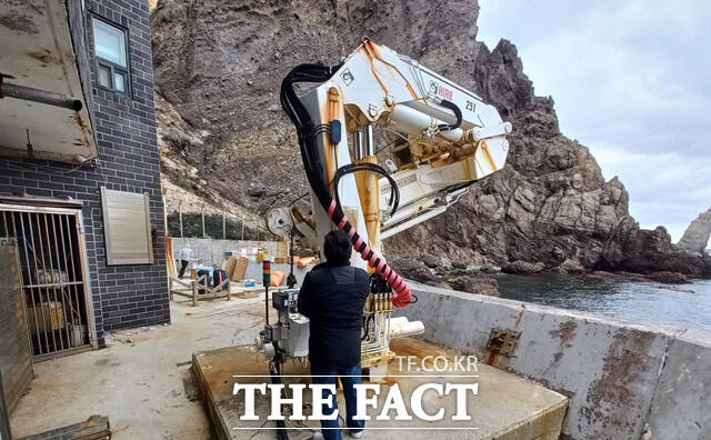 보트 인양에 필요한 크레인을 점검하고 있다. /울릉군