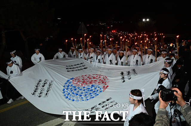 107주년 3.1절을 하루 앞둔 28일 오후 충남 천안시 동남구 유관순 열사 사적지 일대에서 열린 2026 아우내봉화제에서 시민들이 횃불을 들고 행진하며 만세운동을 재현하고 있다. /천안=이새롬 기자